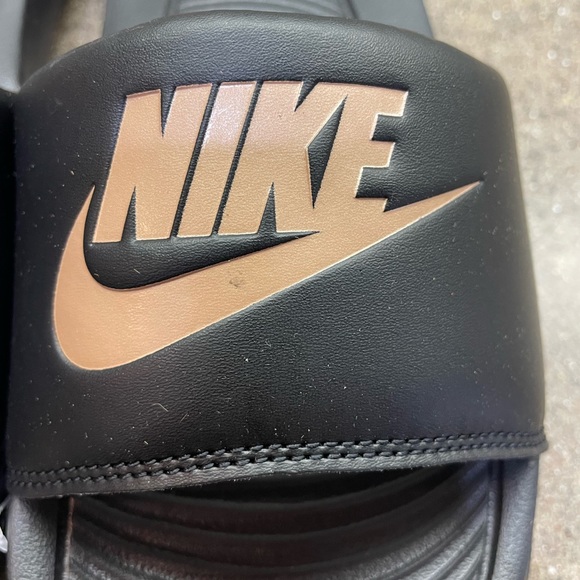 🆕 Nike Victori One Slide Black, Metallic Red Bronze, Women’s Size 8 - Picture 5 of 6